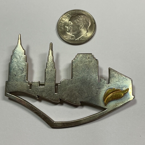 MBE STERLING SILVER NEW YORK CITY BROOCH. 1.5 inches x 2 inches